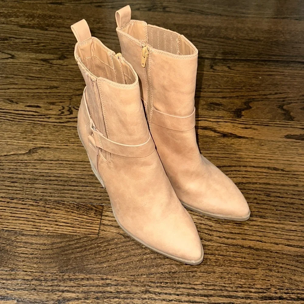 DV Dolce Vita Nilano Zipper Pointed Toe Ankle Boot With Block Heel 11